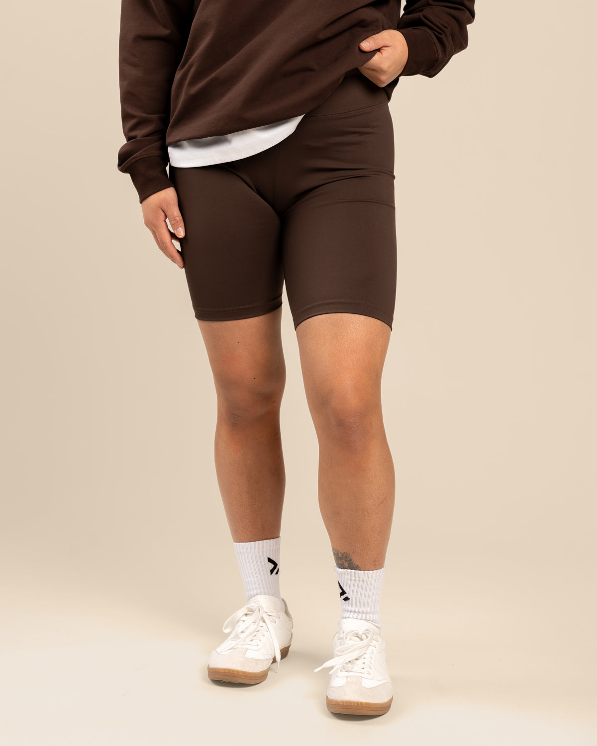 Biker shortsit, tummanruskea