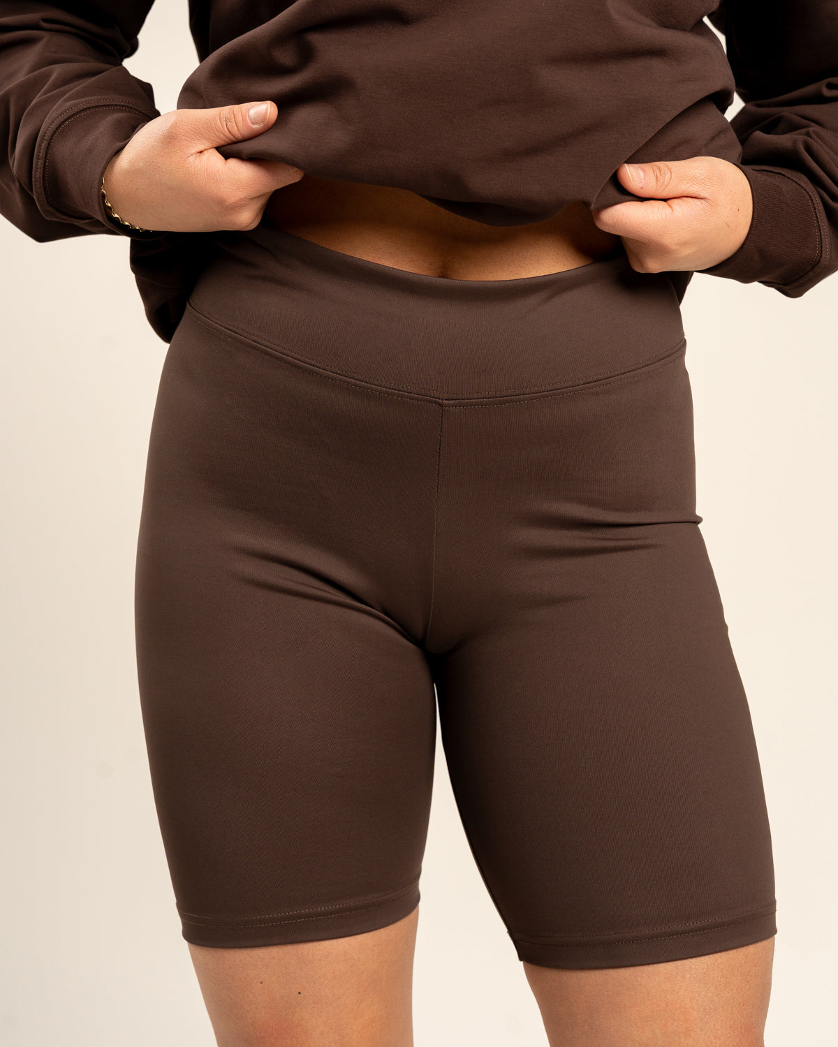 Biker shortsit, tummanruskea