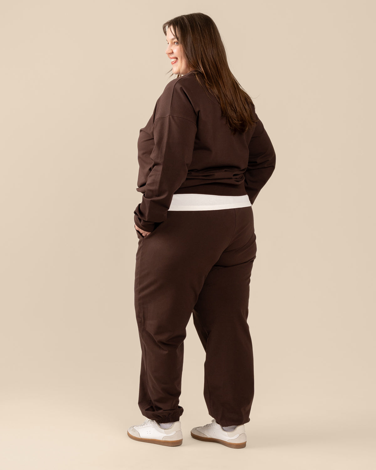 Collegehousut, tummanruskea