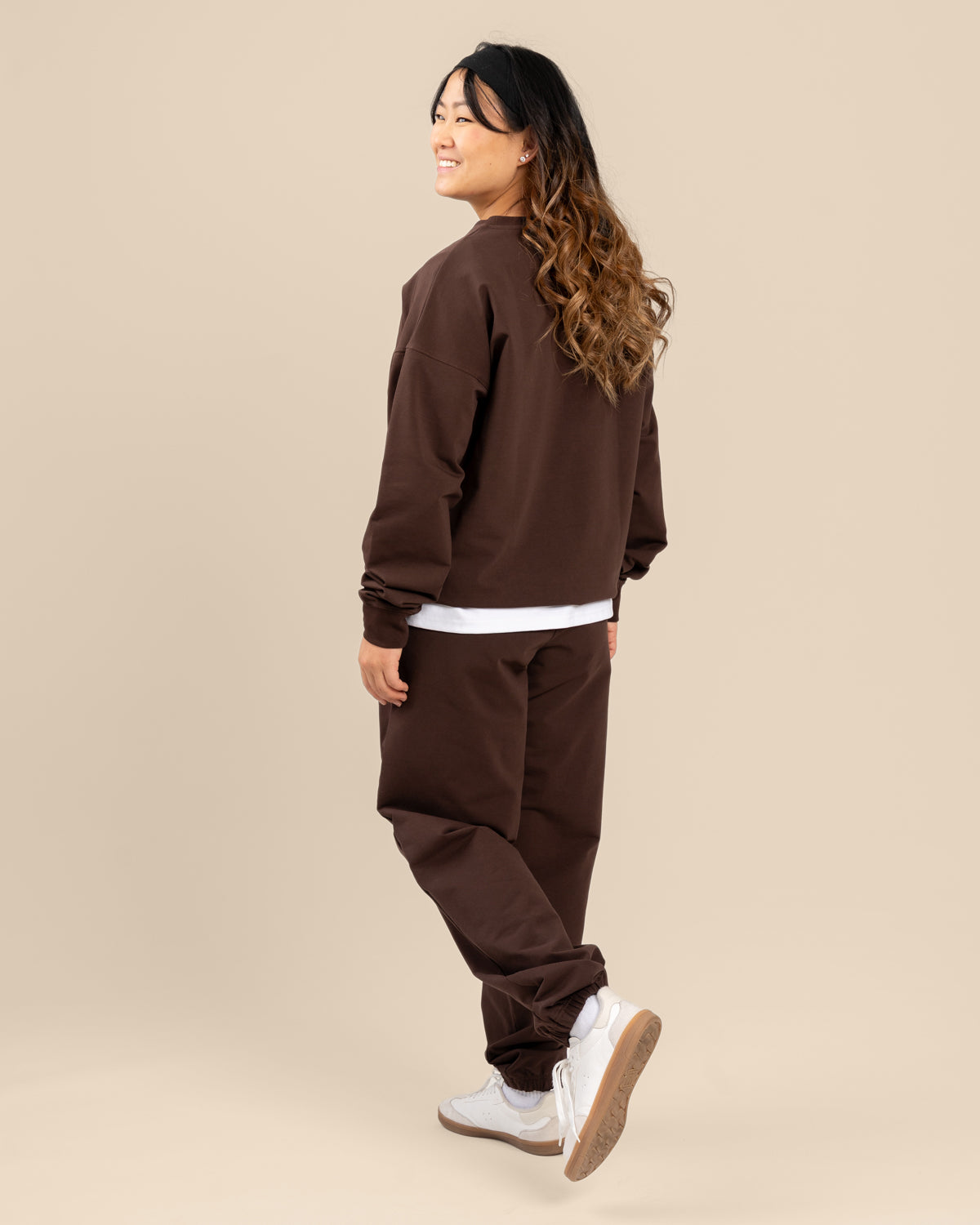 Collegehousut, tummanruskea