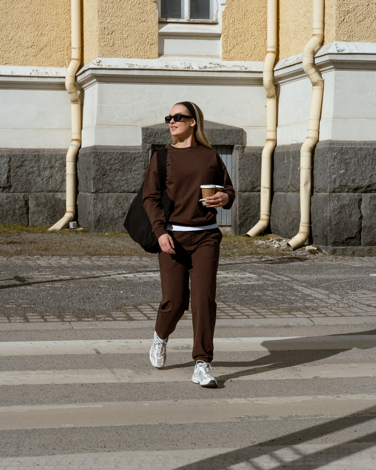 Collegehousut, tummanruskea