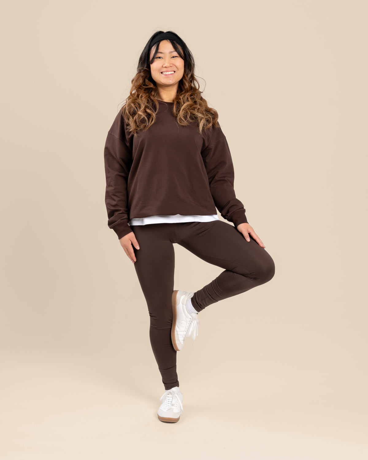 Tummanruskeat leggingsit