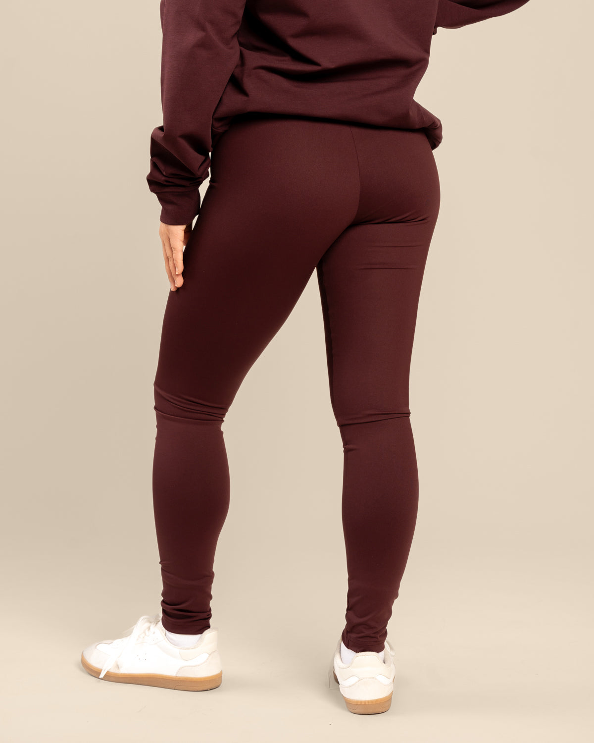 Viininpunaiset leggingsit