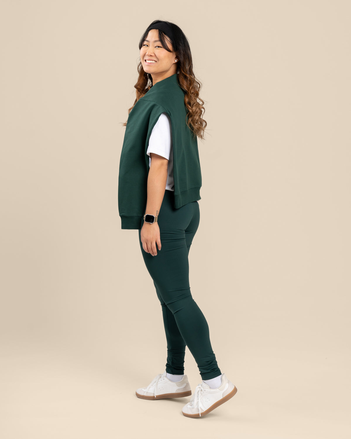 Tummanvihreät leggingsit