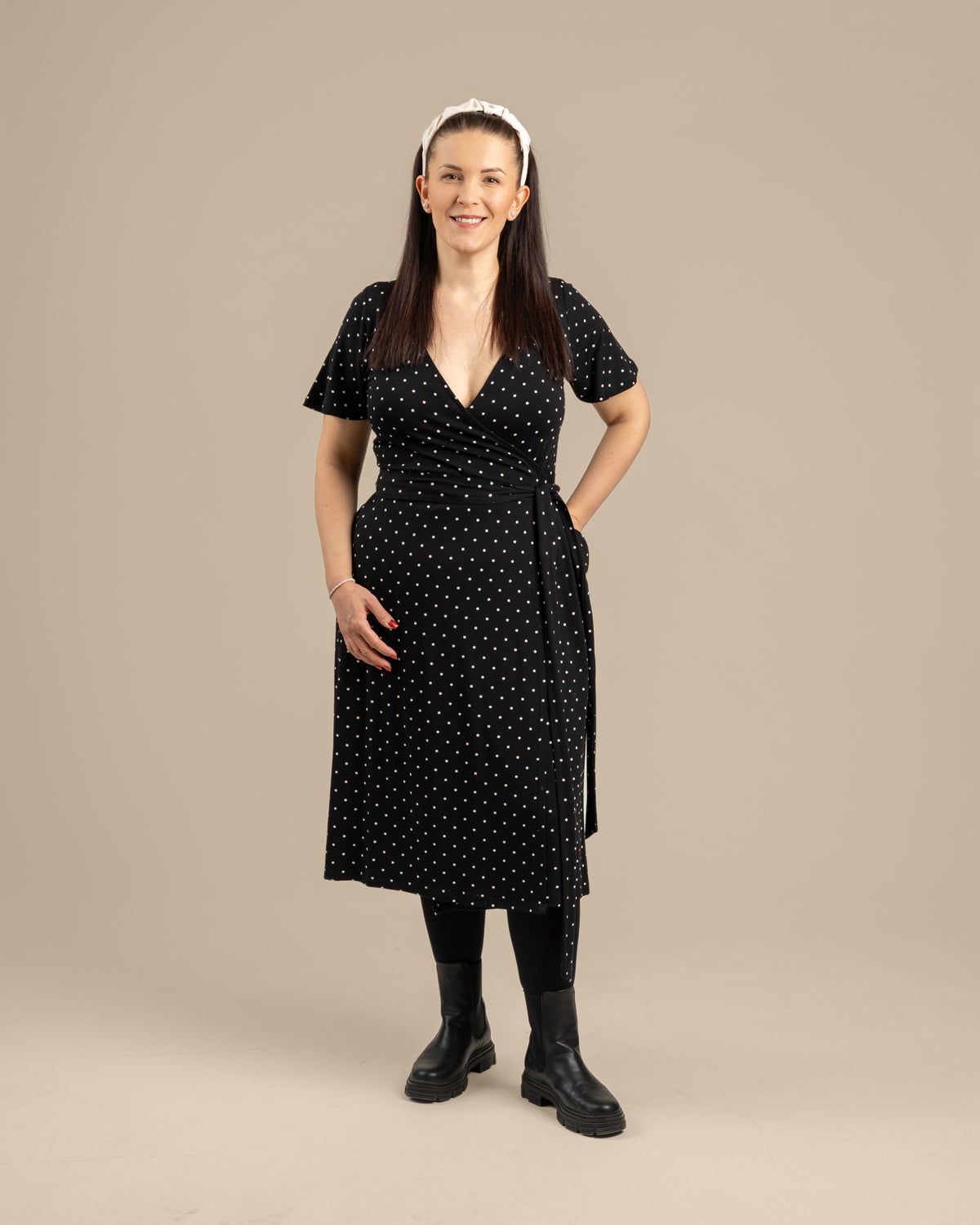 Lyhythihainen kietaisumekko, musta pilkku Toive