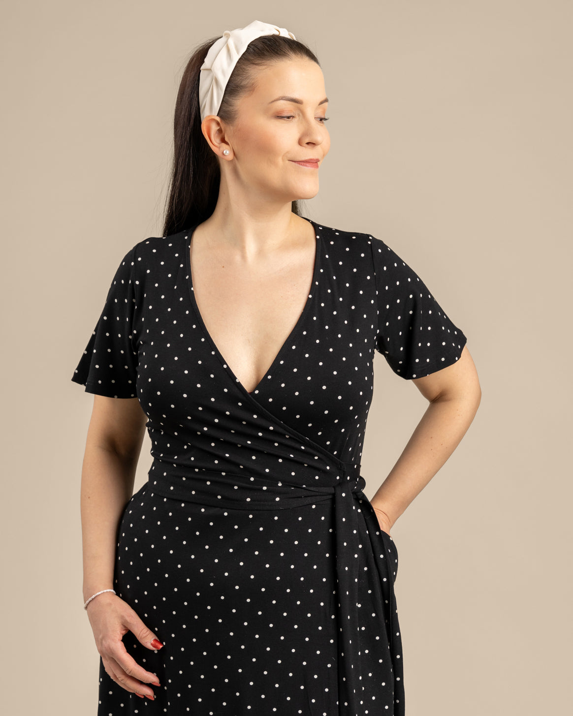 Lyhythihainen kietaisumekko, musta pilkku Toive