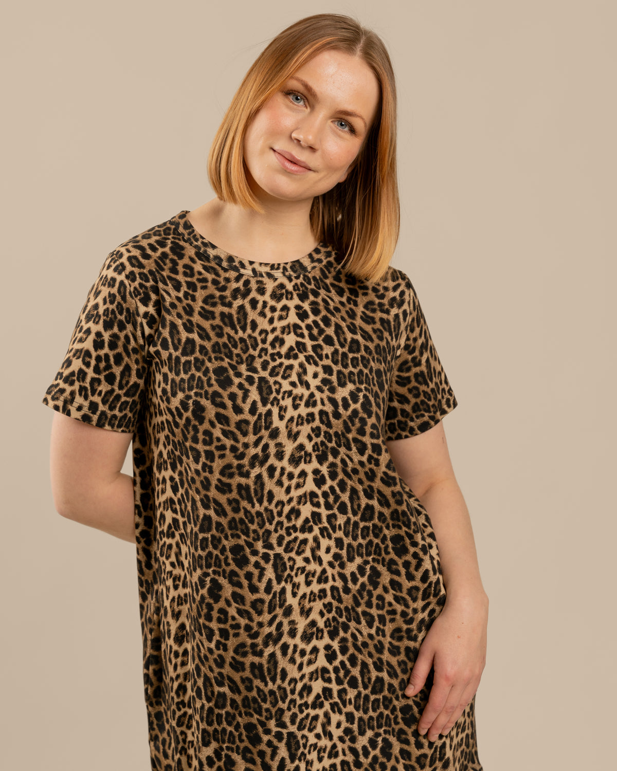 Poimuhelmainen mekko, leopardi Toive