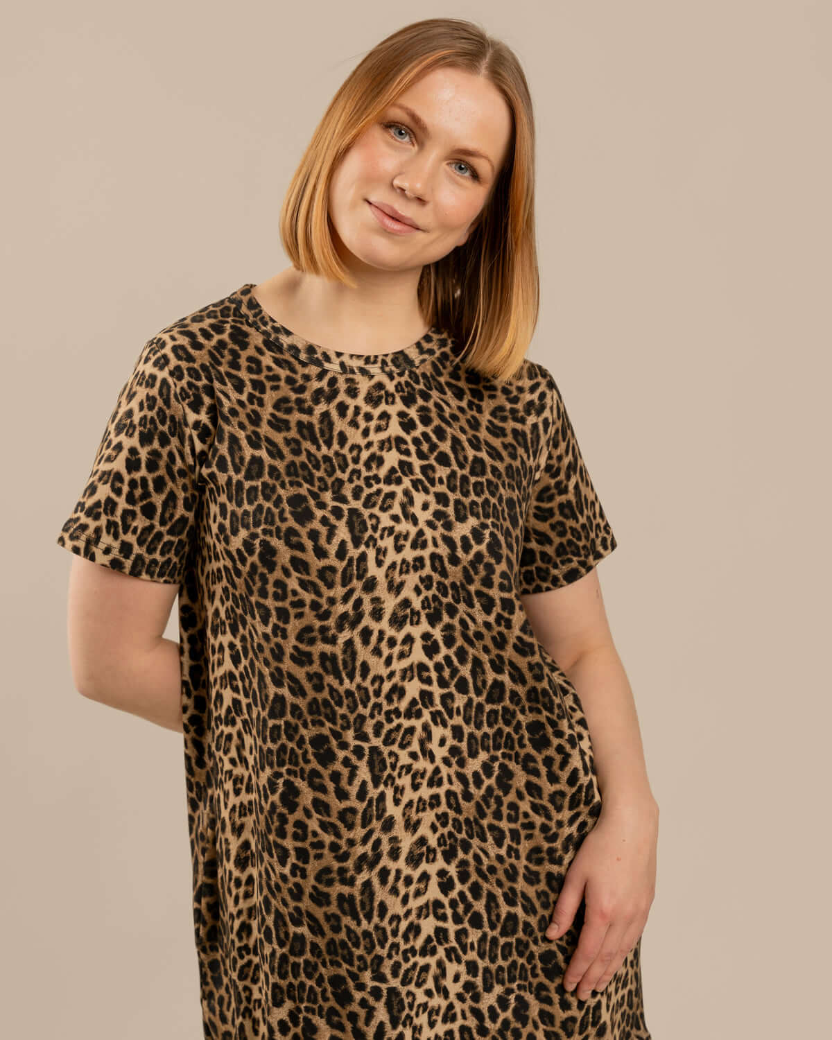 Poimuhelmainen mekko, leopardi Toive