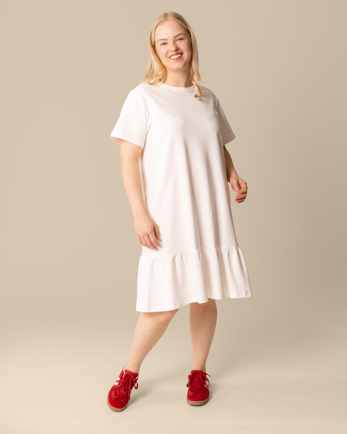 Poimuhelmainen mekko, luonnonvalkoinen