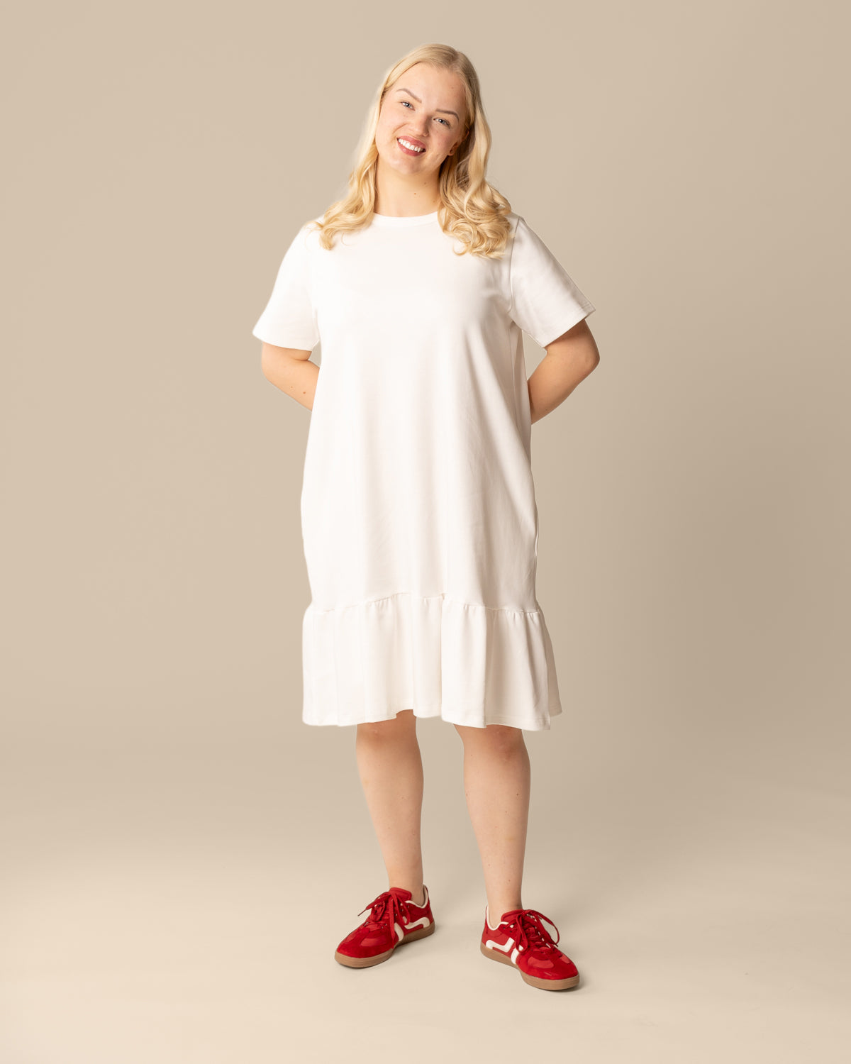 Poimuhelmainen mekko, luonnonvalkoinen