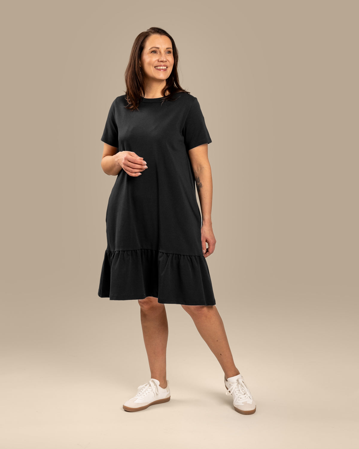 Poimuhelmainen mekko, musta Toive.