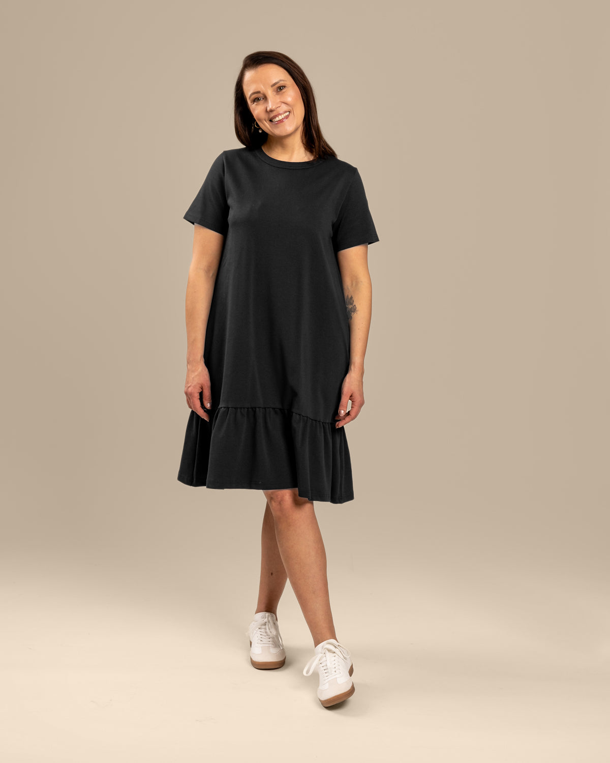 Poimuhelmainen mekko, musta Toive.