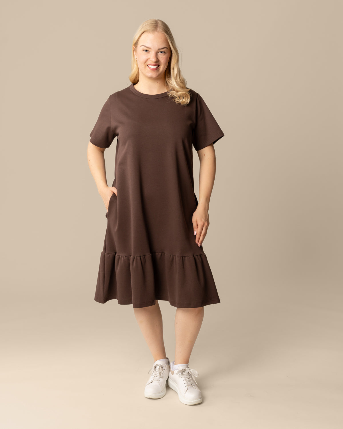 Poimuhelmainen mekko, tummanruskea