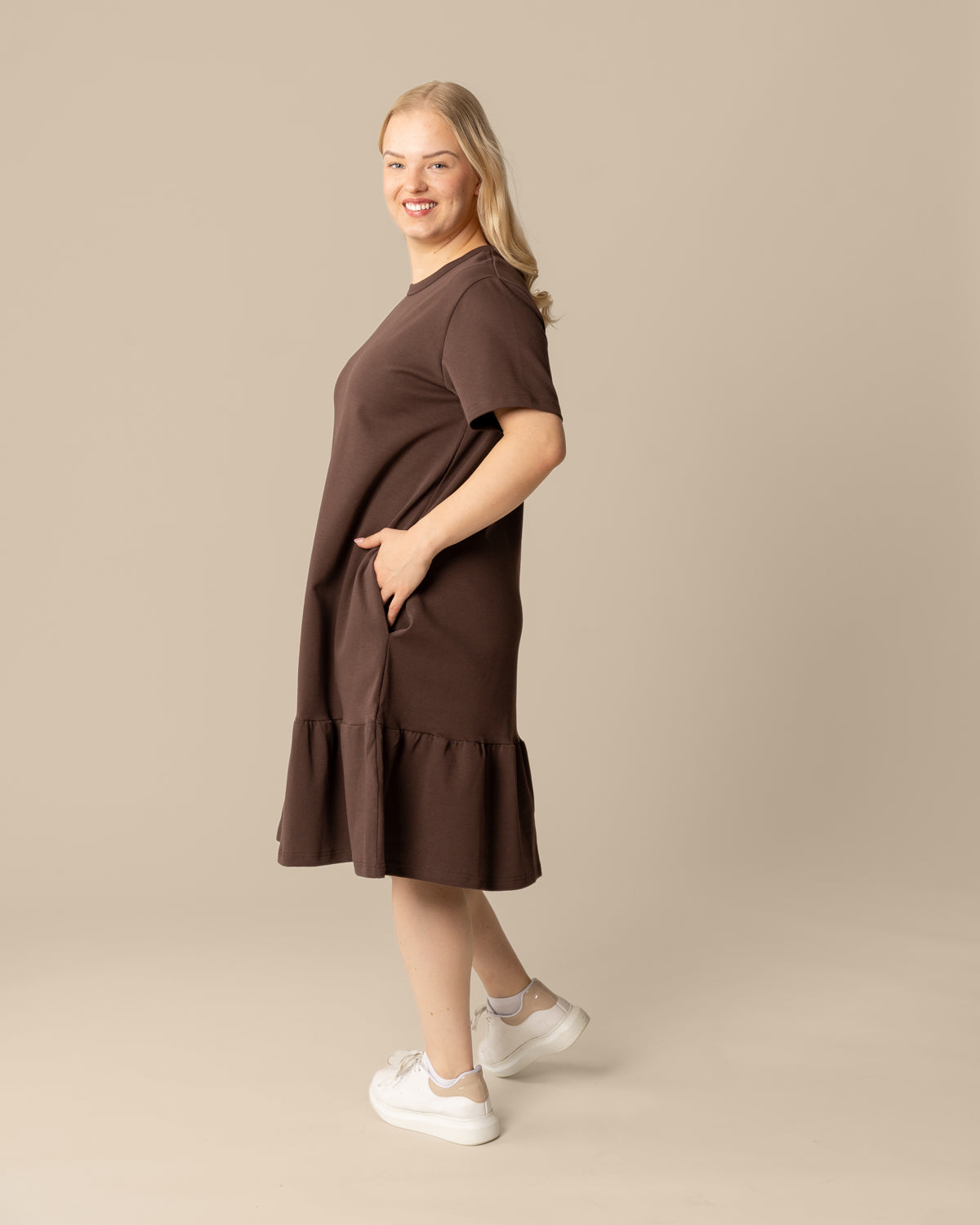 Poimuhelmainen mekko, tummanruskea
