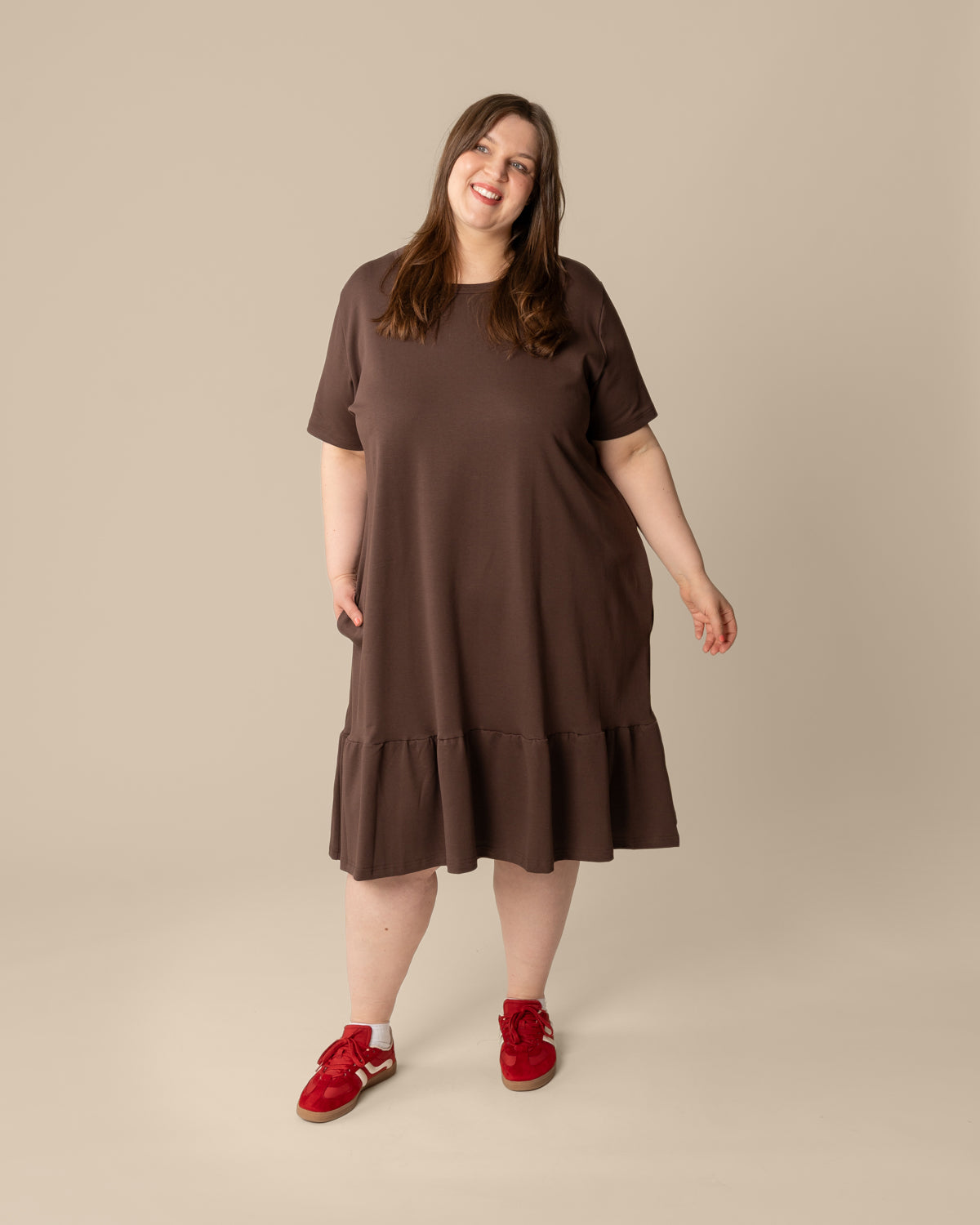 Poimuhelmainen mekko, tummanruskea