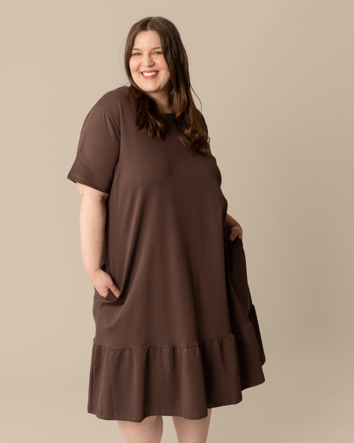 Poimuhelmainen mekko, tummanruskea
