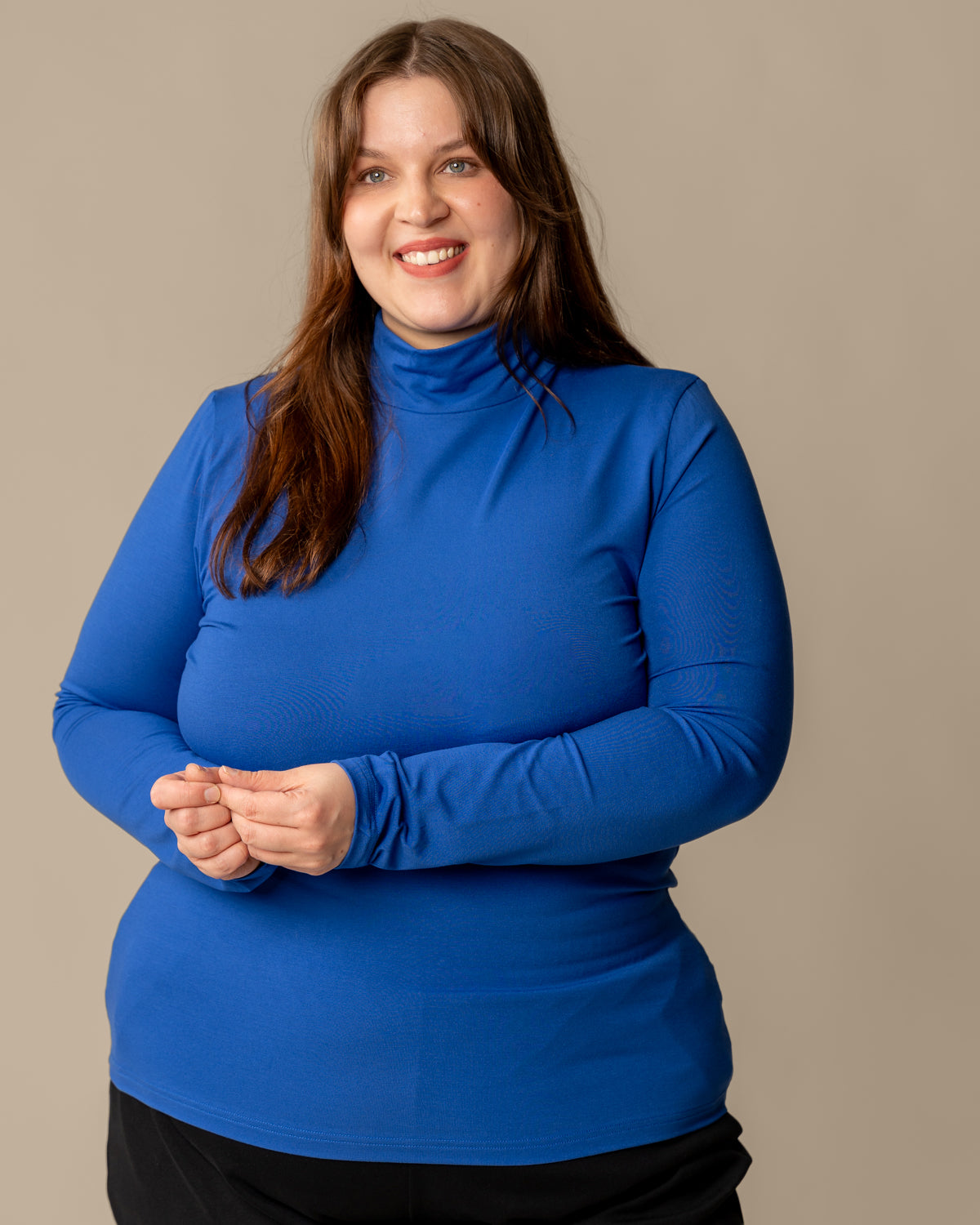 Poolo ultramariini, pehmeä ja hengittävä LENZING™ ECOVERO™ viskoosipoolo sinisessä sävyssä.