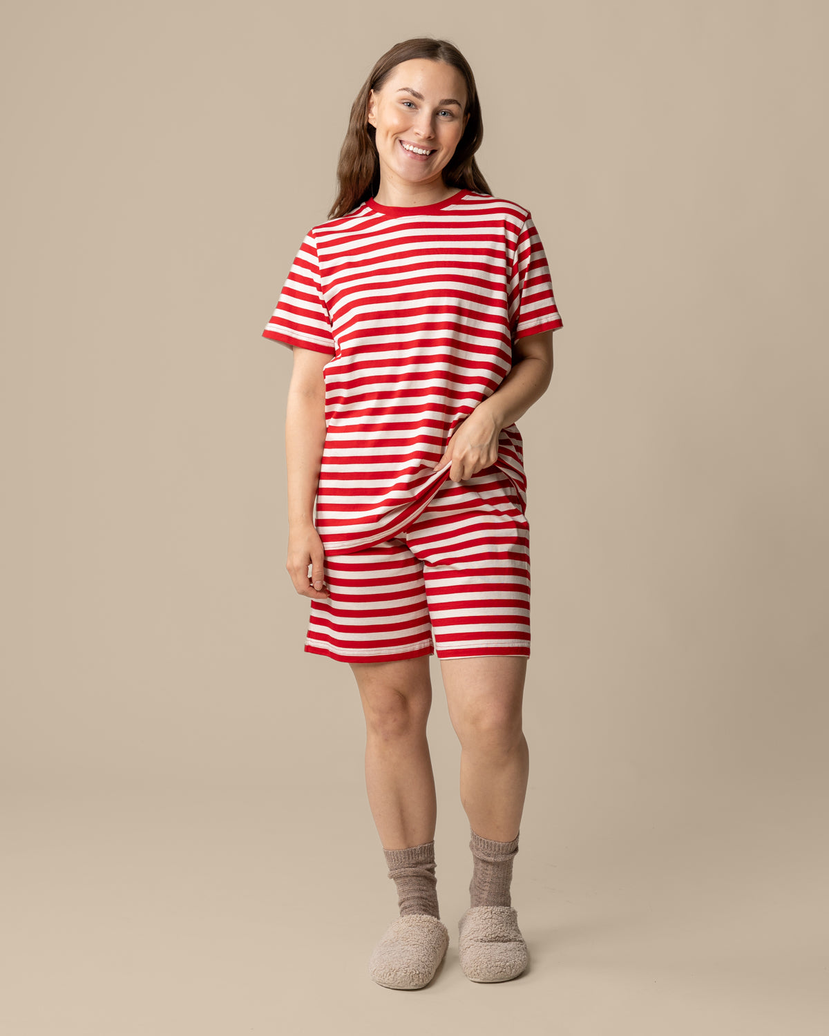 Yöasusetti, karpalo: raidallinen t-paita ja shortsit, rento unisex-mallisto.