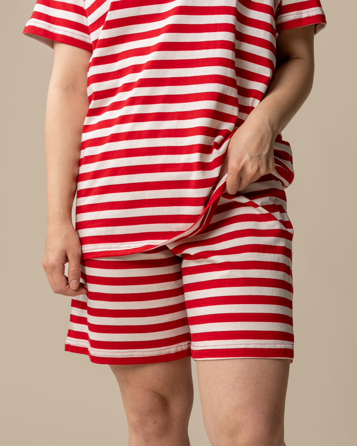 Yöasusetti, karpalo: raidallinen unisex-yöasusetti, shortsit ja t-paita, 100% puuvillaa.