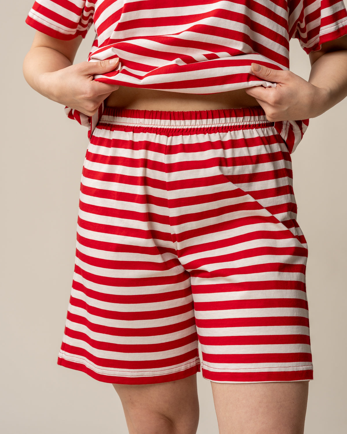 Yöasusetti, karpalo: raidallinen unisex-yöasusetti, shortsit ja t-paita, 100 % puuvillaa.