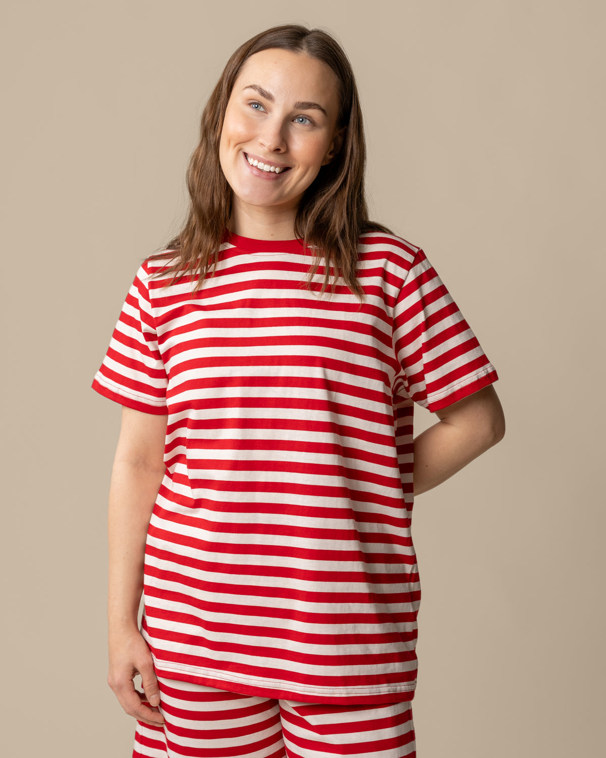 Yöasusetti, karpalo - Raidallinen unisex-yöasusetti, jossa t-paita ja shortsit, valmistettu 100 % puuvillasta.