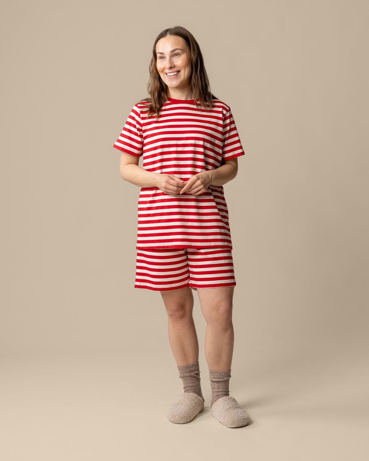 Yöasusetti, karpalo - raidallinen t-paita ja shortsit, rento unisex-malli, 100% puuvillaa.