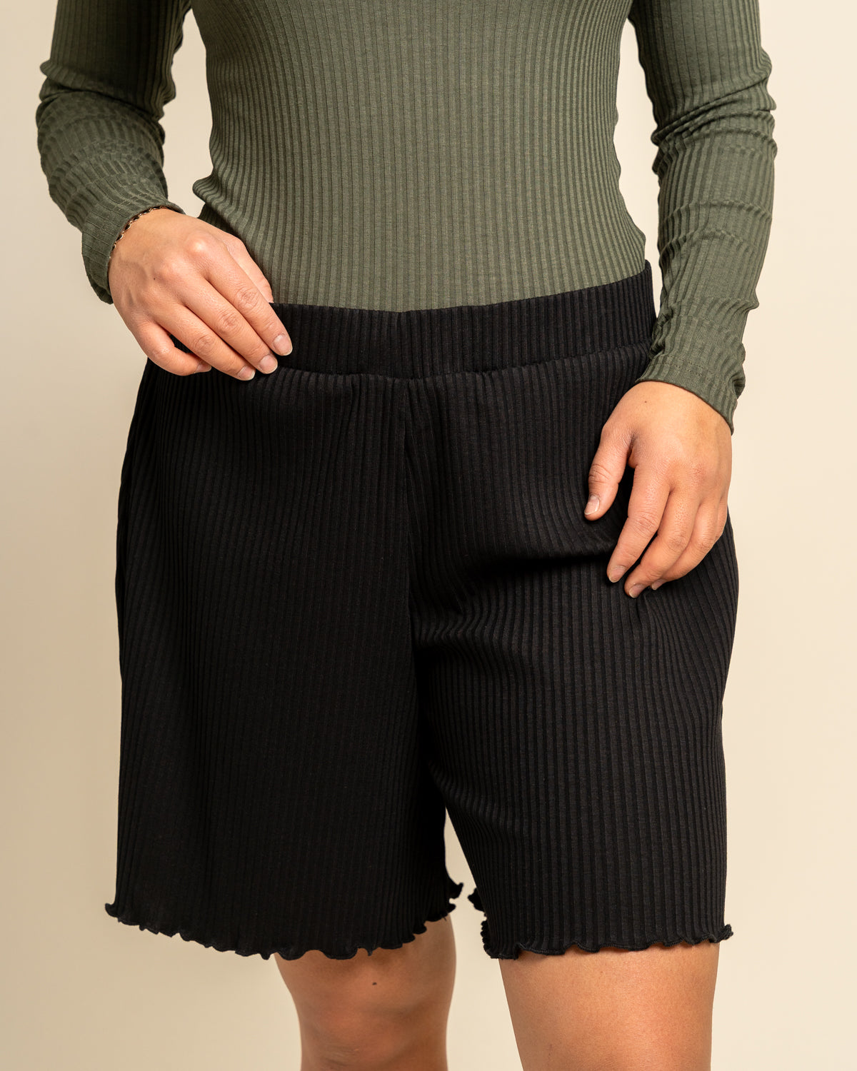 Ribbishortsit, musta