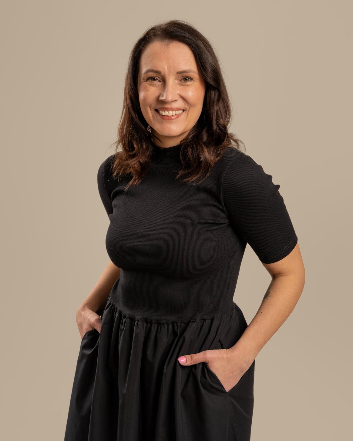 T-paitamekko popliini, musta Toive.