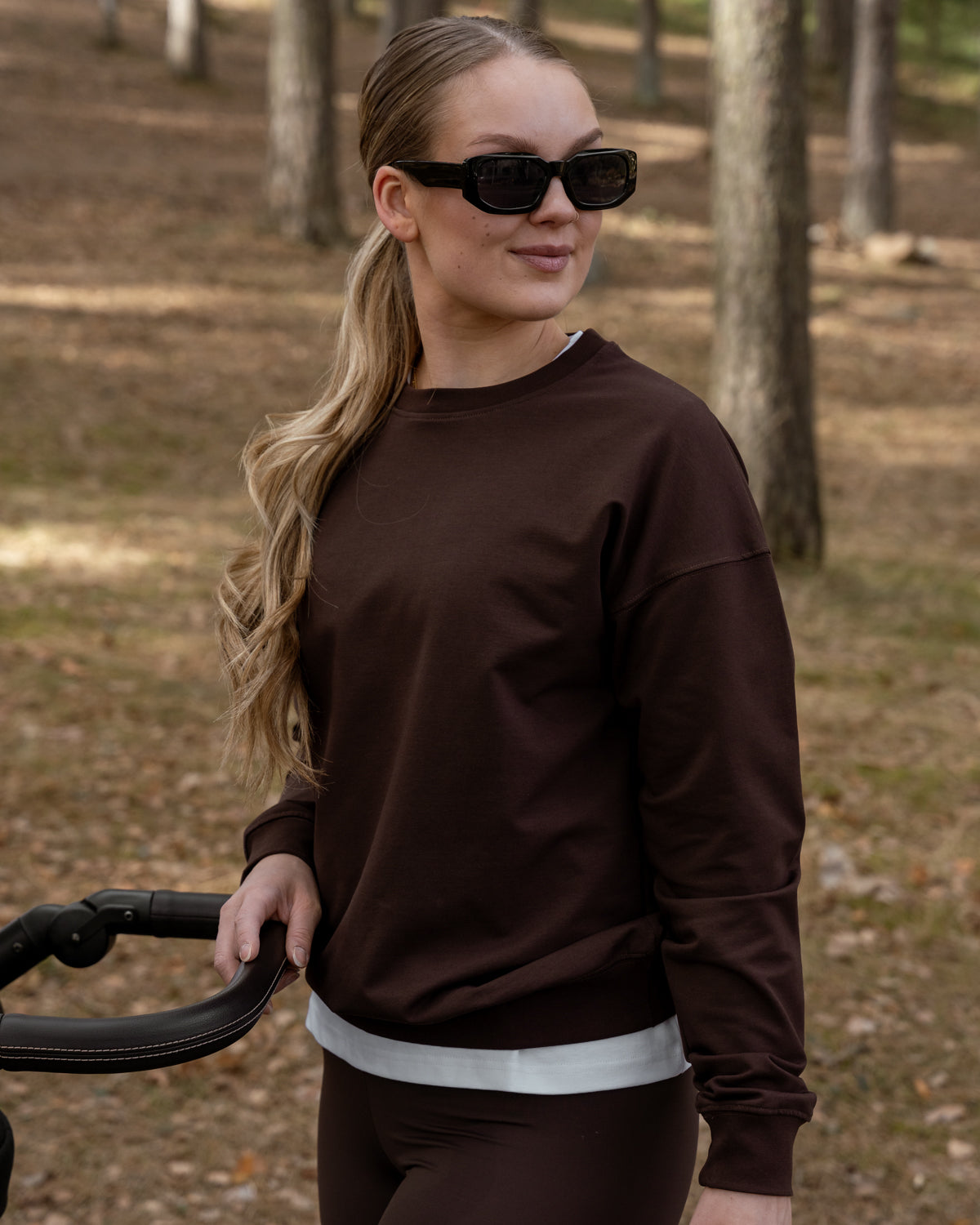 College, tummanruskea