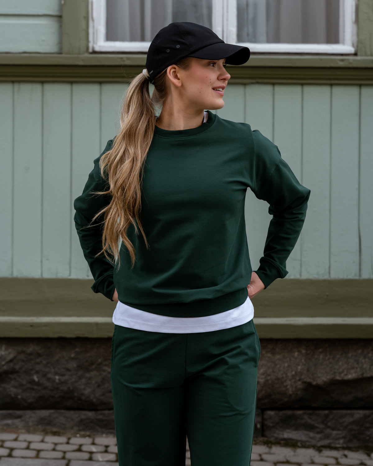 College, tummanvihreä