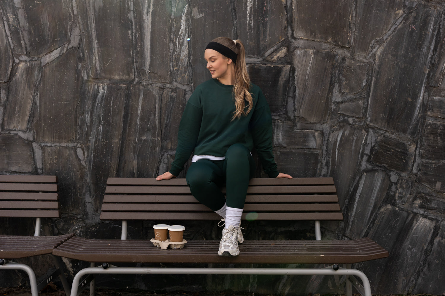 Tummanvihreät leggingsit ja collegepaita