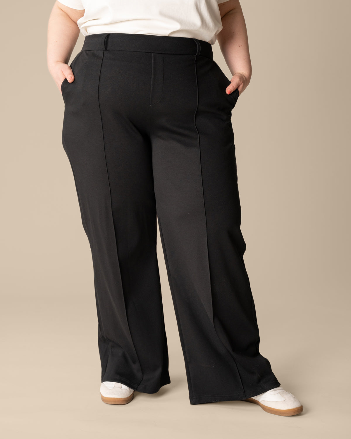 Mustat leveät laskoshousut puuvilla-elastaania