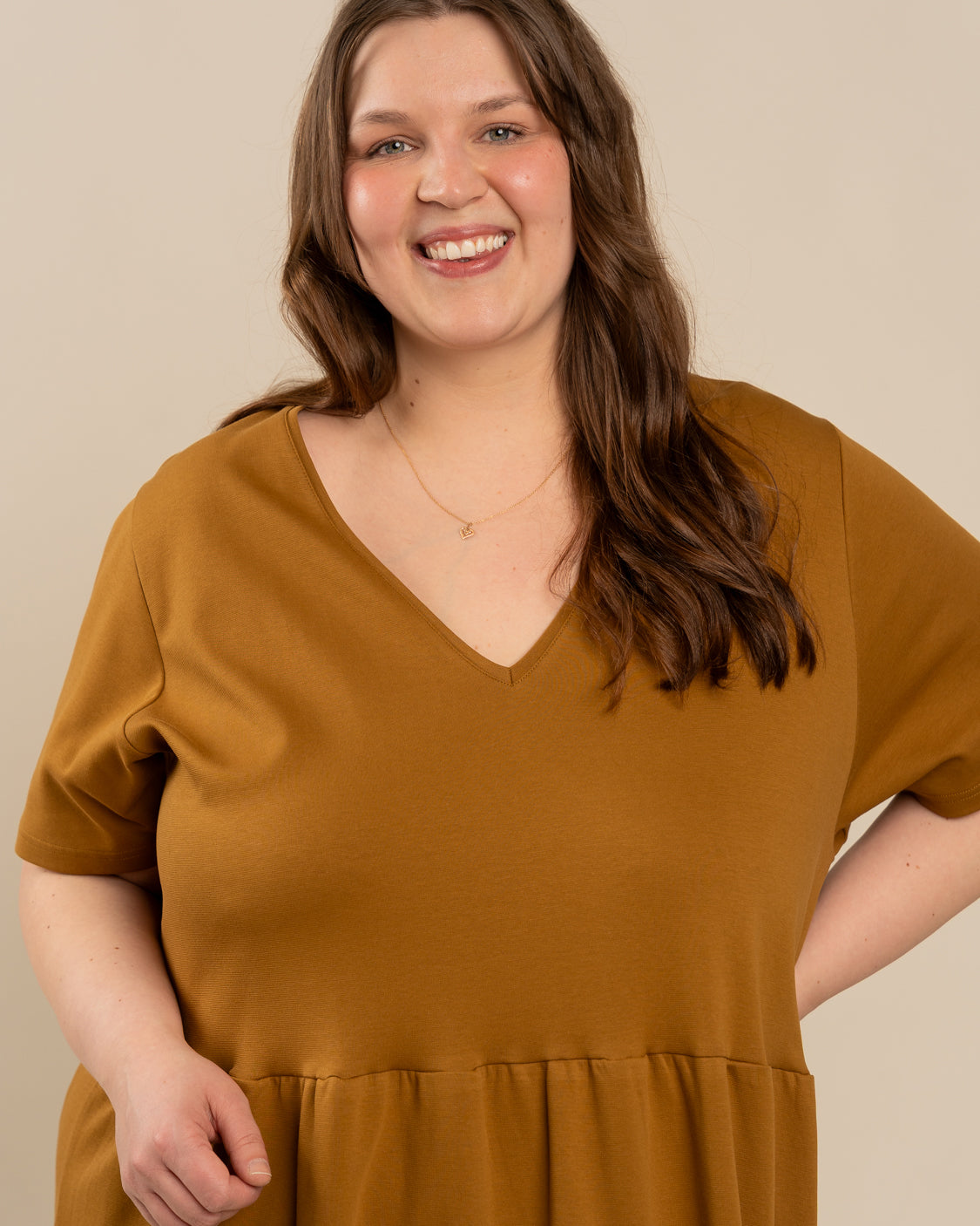 V-pääntiemekko pitkä, pronssi Toive