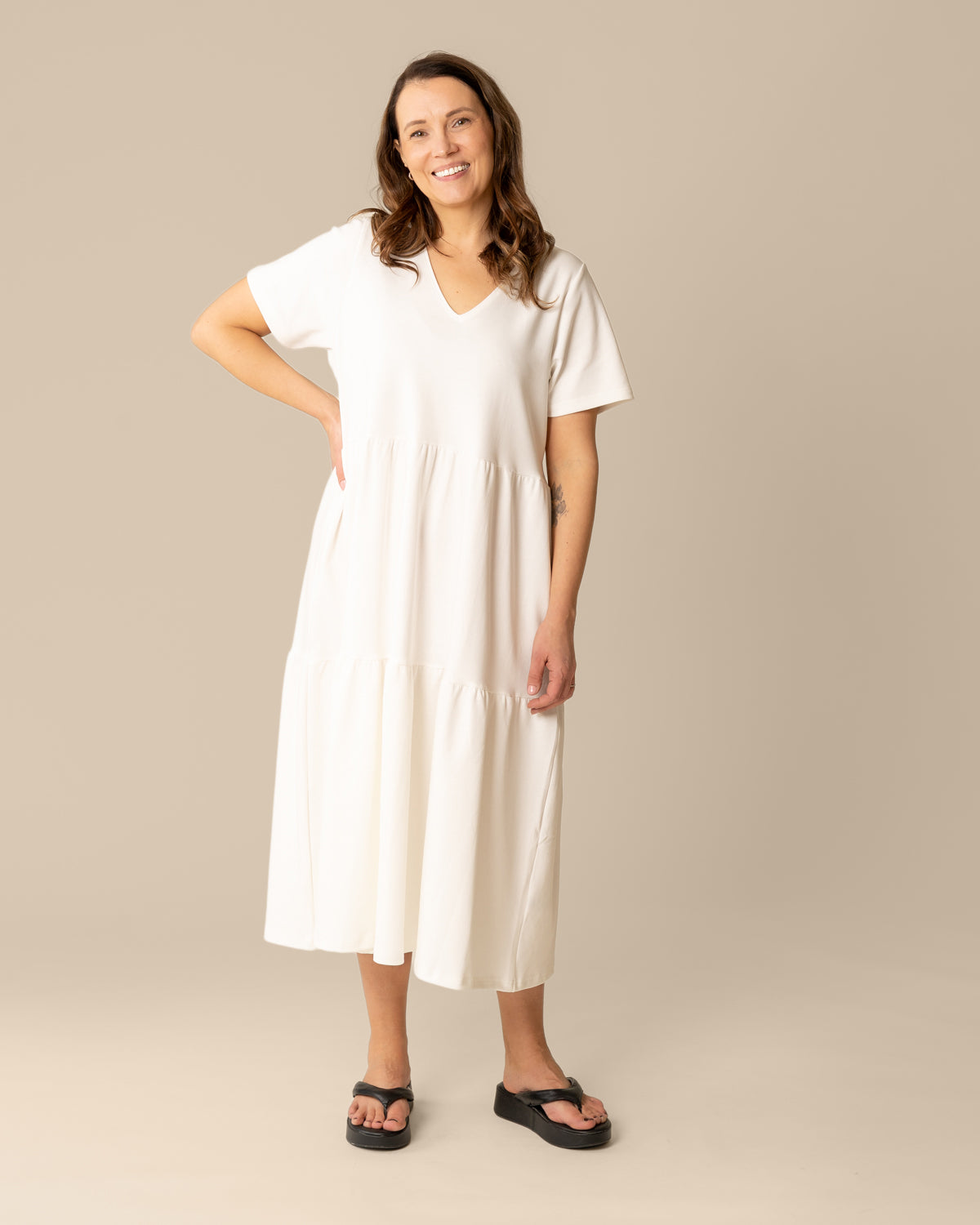 V-pääntiemekko pitkä, luonnonvalkoinen