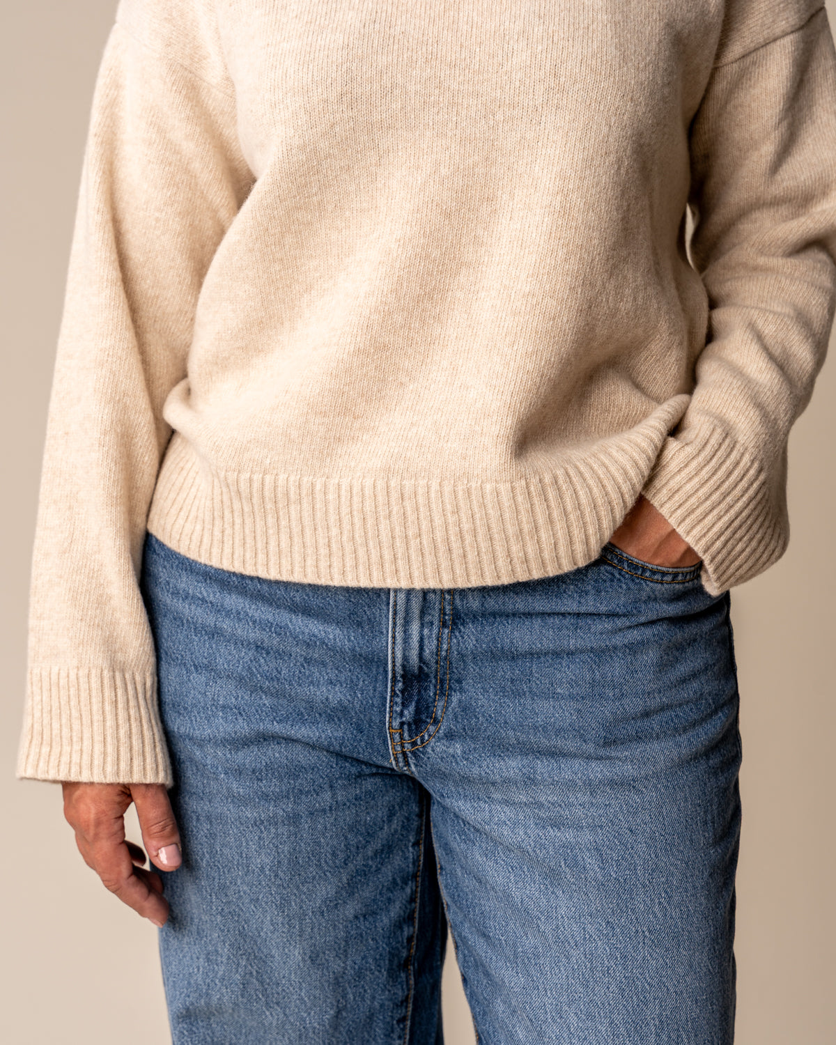 Hile neule, beige, 100% mulesing-vapaa merinovilla, laadukas, moderni rento tyyli.