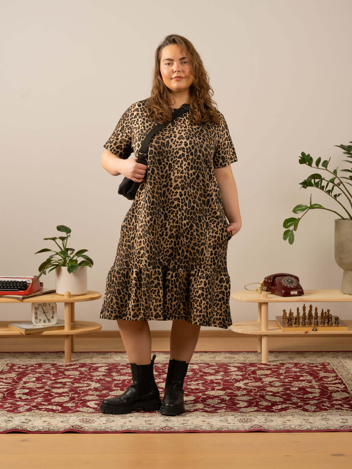 Poimuhelmainen mekko, leopardi Toive