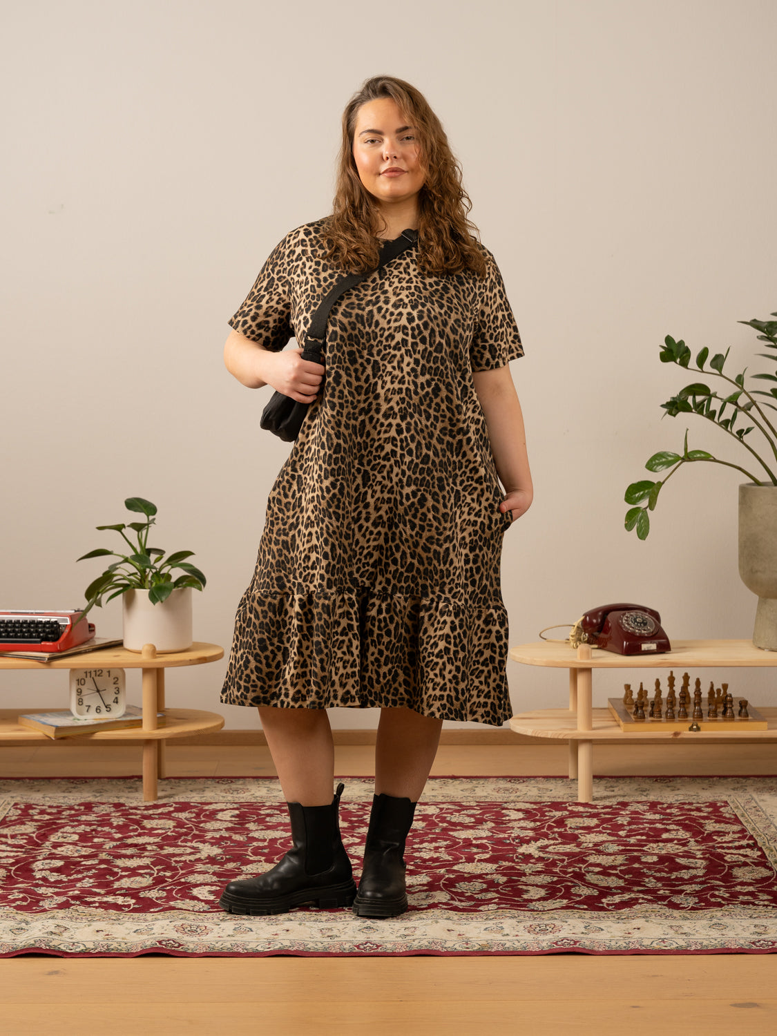 Poimuhelmainen mekko, leopardi Toive