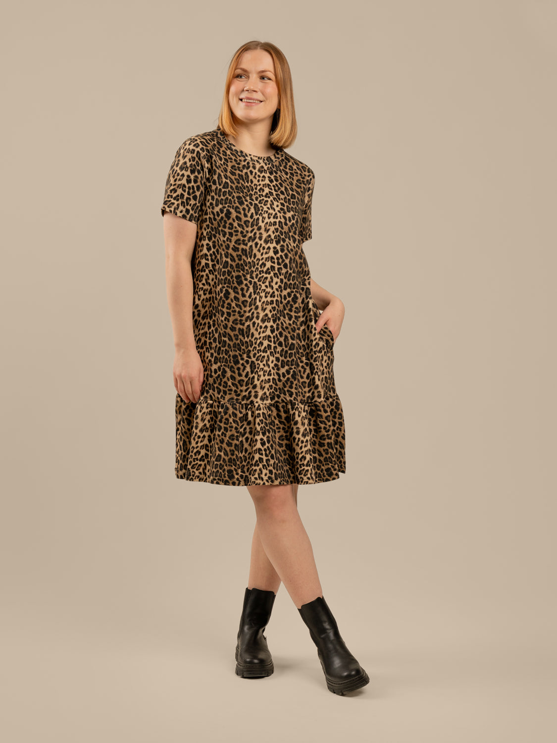 Poimuhelmainen mekko, leopardi Toive