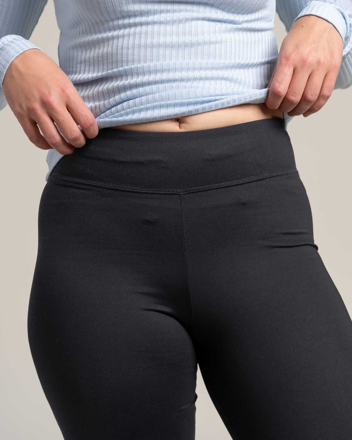 Leveät leggingsit, musta