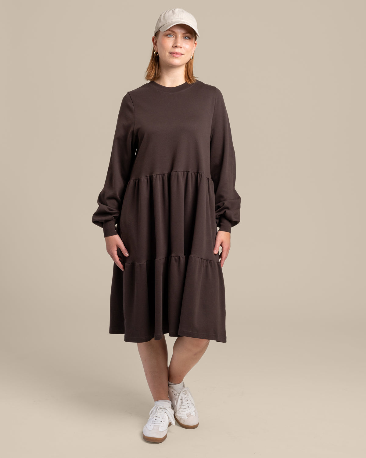 Pitkähihainen mekko, syvä tummanruskea