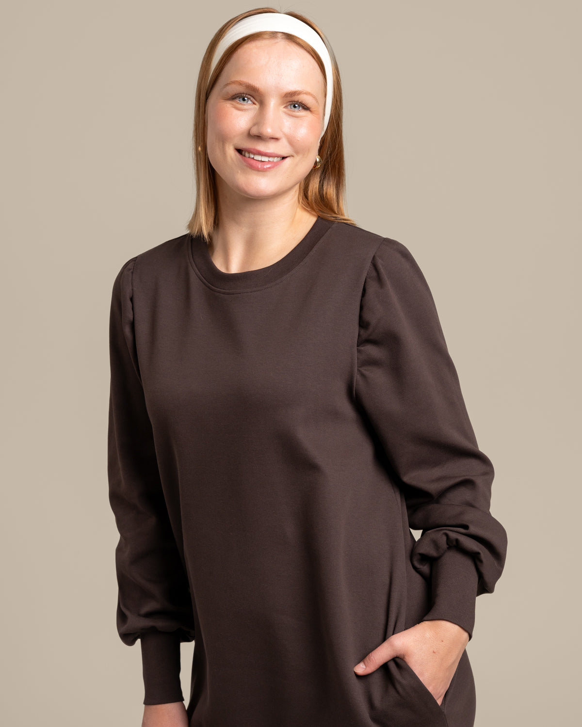 Puhvihihainen mekko, syvä tummanruskea