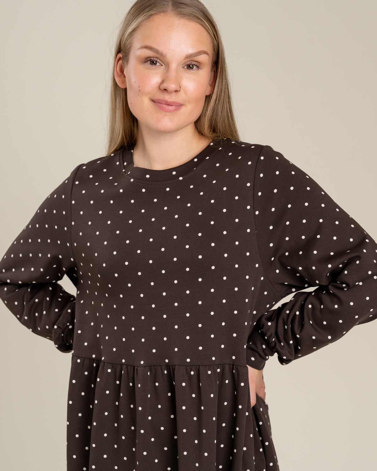 Pitkähihainen mekko, ruskea pilkku