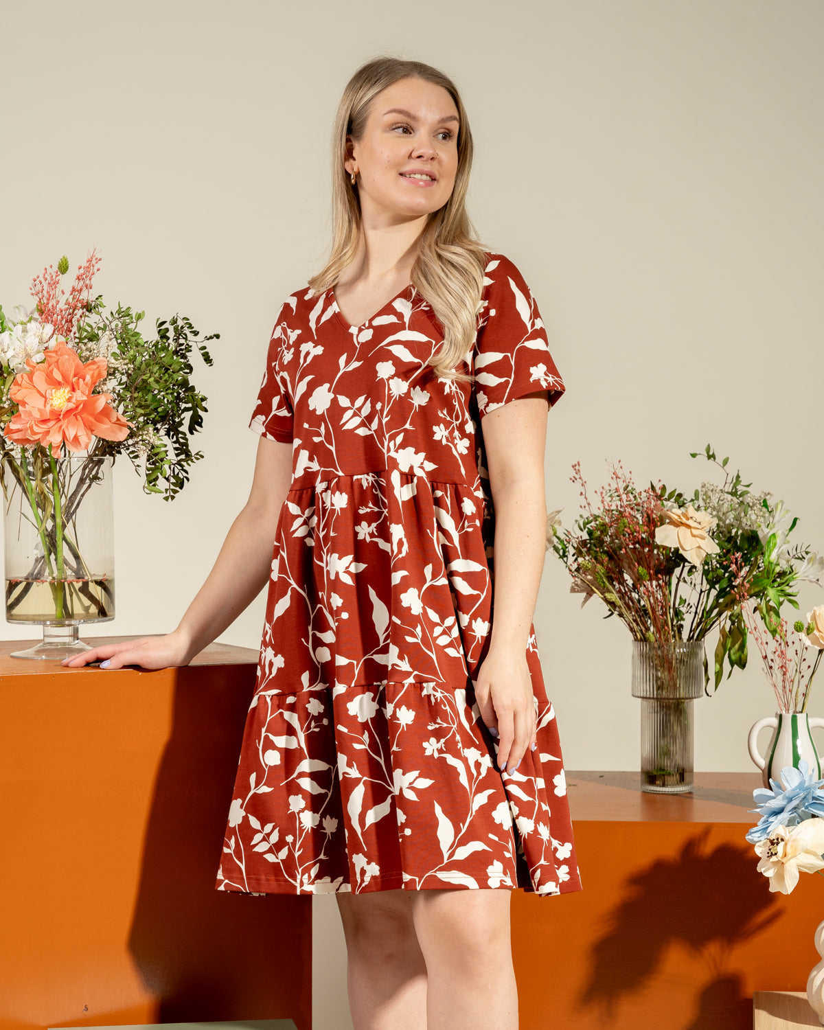 V-pääntiemekko, Varjot mahonki Toive