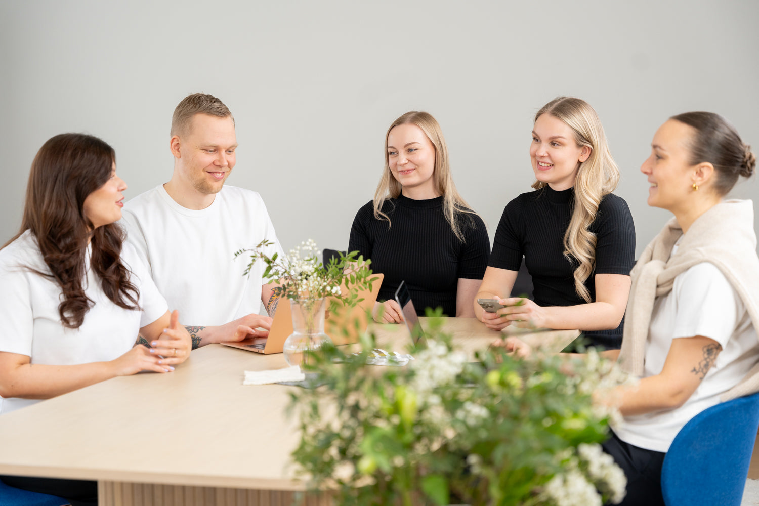 Toiveen henkilöstö pöydän ääressä.