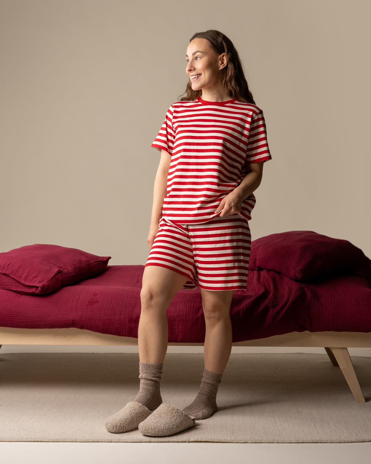 Yöasusetti, karpalo: raidallinen yöasusetti, jossa t-paita ja shortsit, rento unisex-malli.