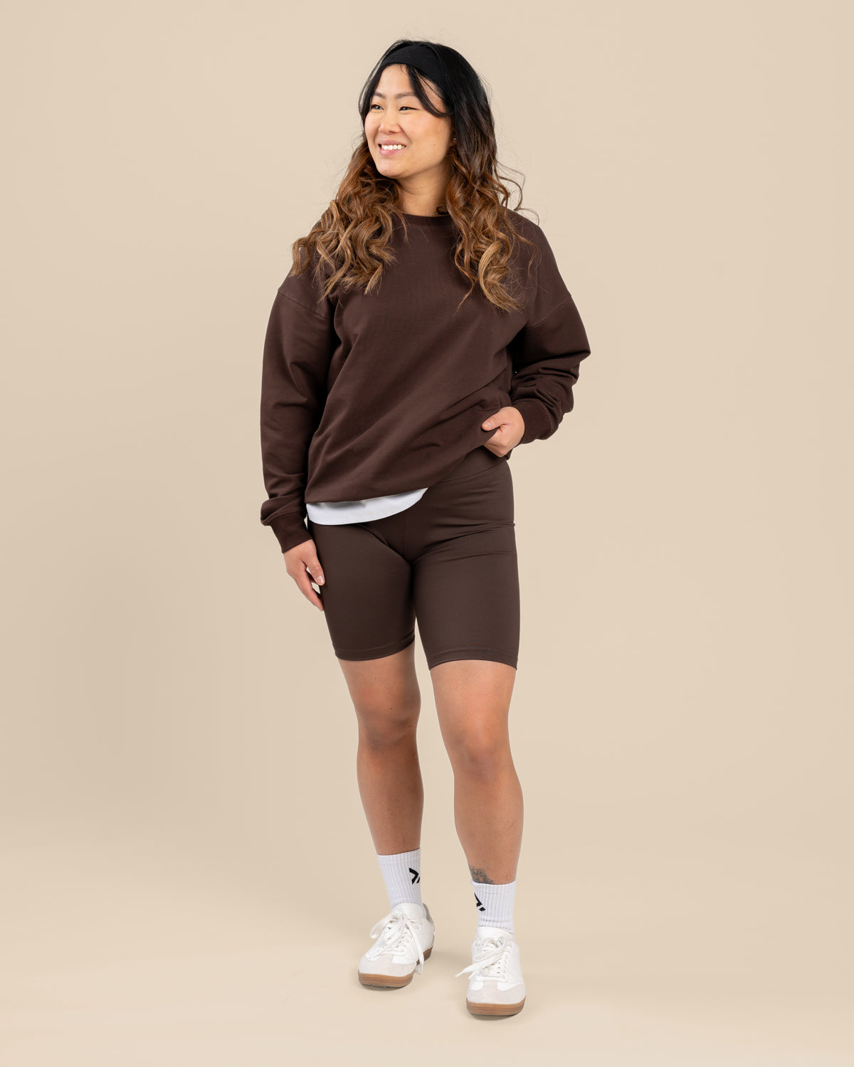 Biker shortsit, tummanruskea