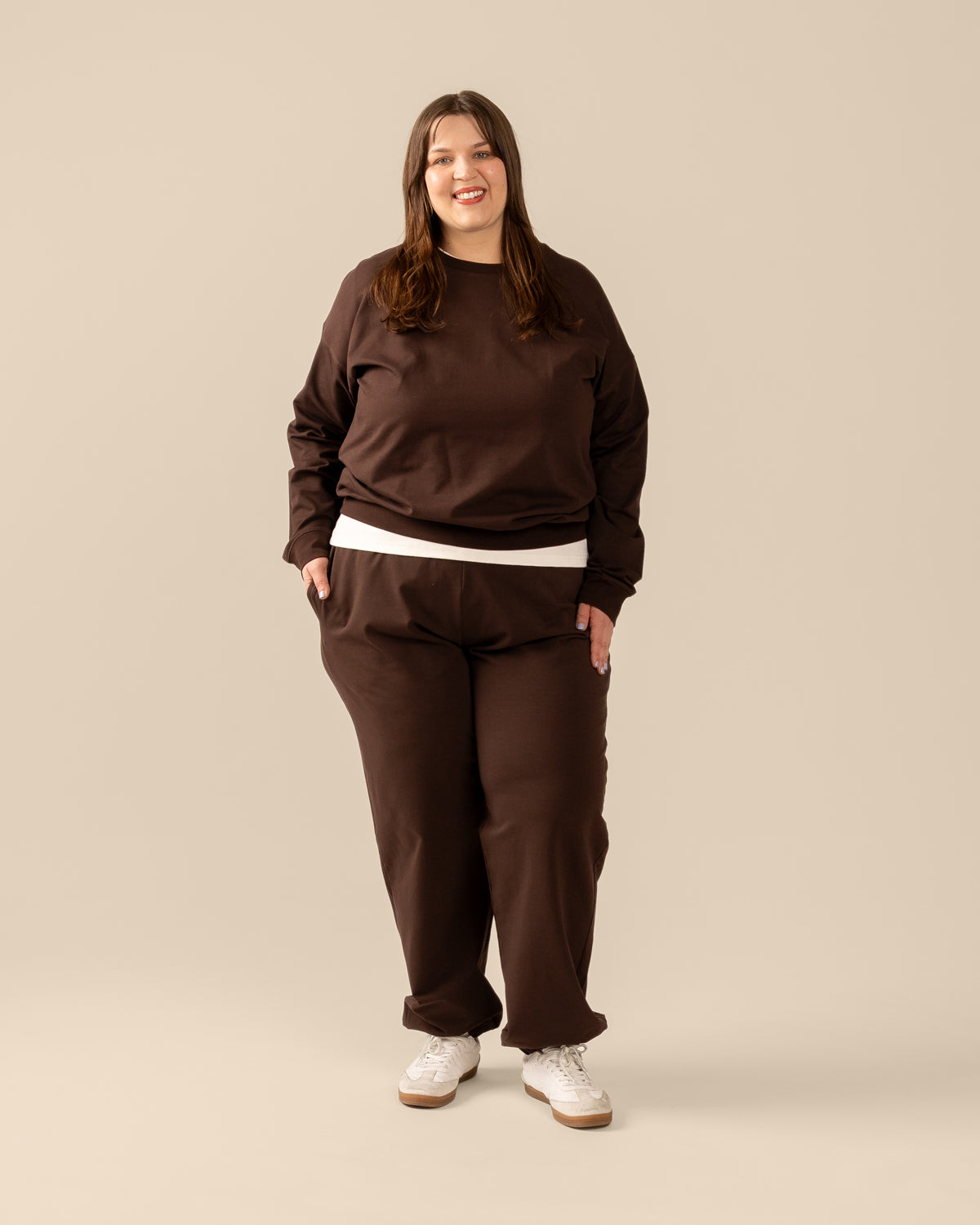 Collegehousut, tummanruskea