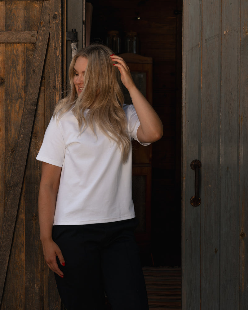 Nainen hymyilee päällään Arki t-paita valkoinen Toive.