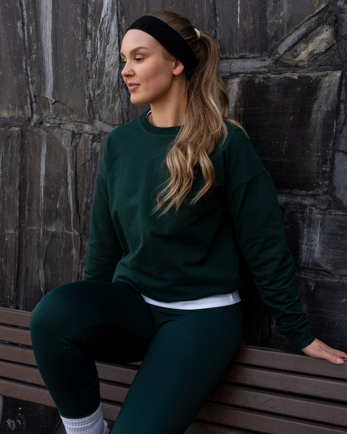 College, tummanvihreä