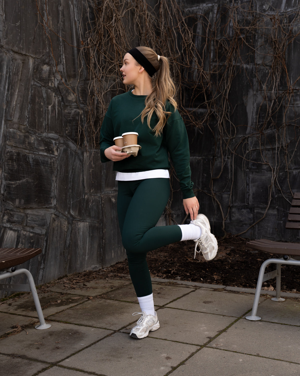 Tummanvihreä collegepaita ja leggingsit